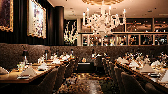 Interieur des Restaurants Ludwigs in Bonn in stimmiger Atmosphäre schön gedeckt