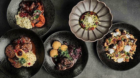 Bild von leckeren verschiedenen Speisen aus der Vogelperspektive auf dunklem Hintergrund